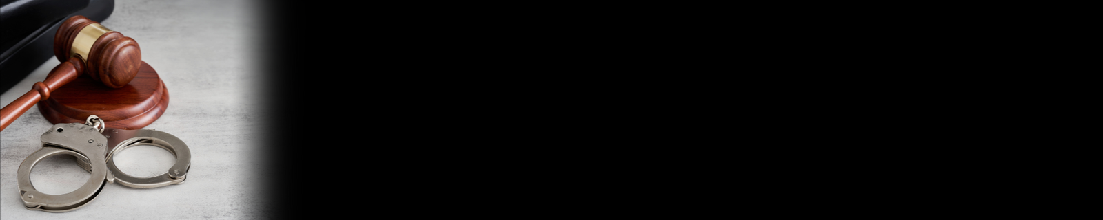 Imagem de um malhete ao lado de uma algema.